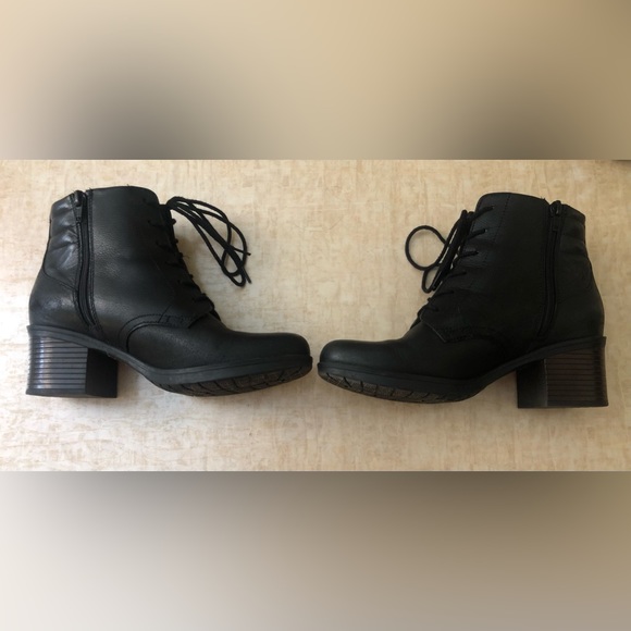 Black leather boots by Clarks - Picture 3 of 8